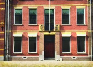 Voorkant kinemax gebouw waar therapeuten op gebied van mesologie, sportmassage en homeopatie zitten
